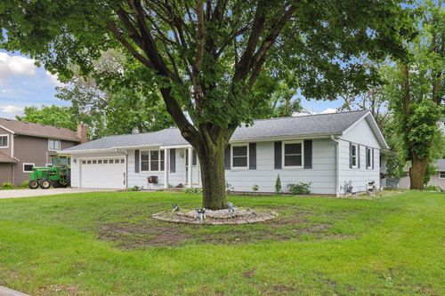 704 Highland Dr, New Prague, MN, 56071-2146 | Card Image