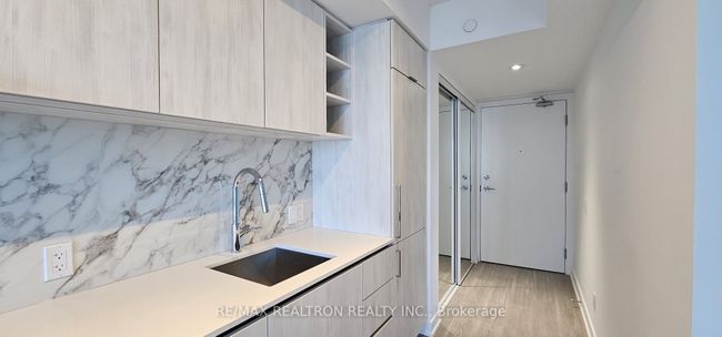 3801 - 8 Wellesley St W, Condo with 1 bedrooms, 1 bathrooms and null parking in Toronto ON | Image 5