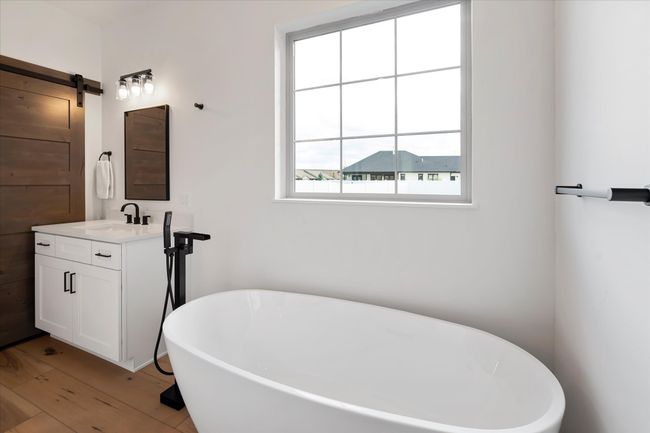 Master tub | Image 25