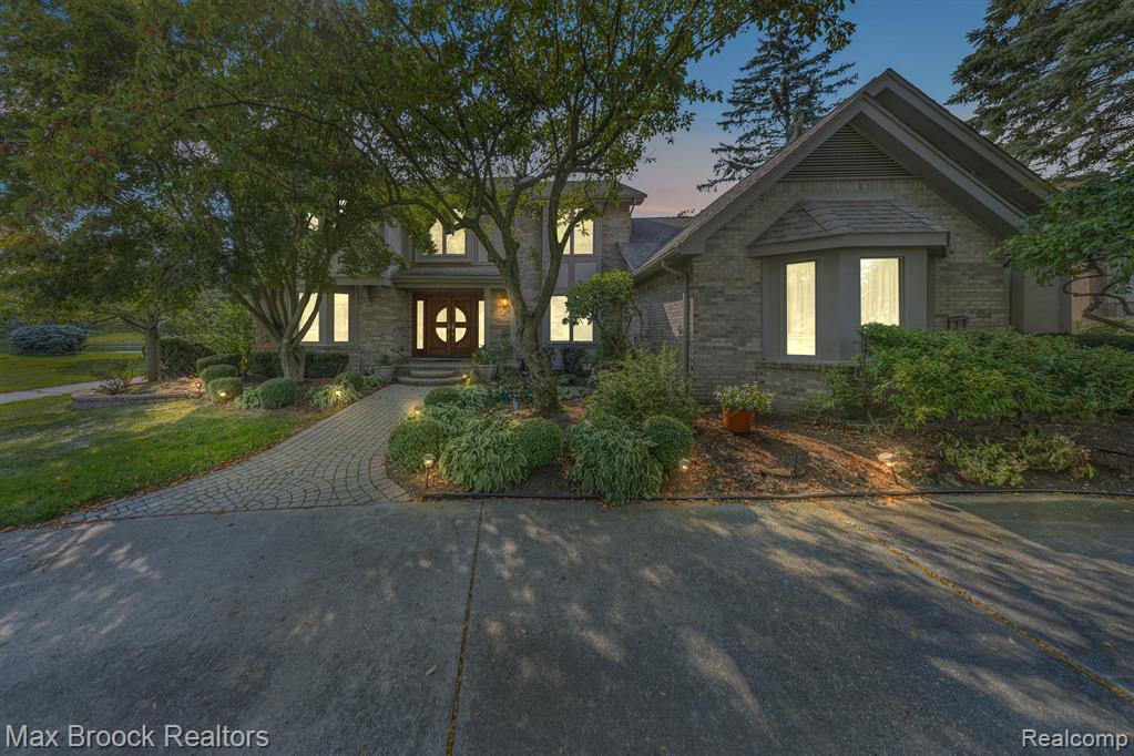 White Hall Dr, Farmington Hills, MI 48331