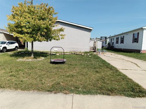 19646 Homestead Ln, Gibraltar, MI, 48173-1285 | Card Image