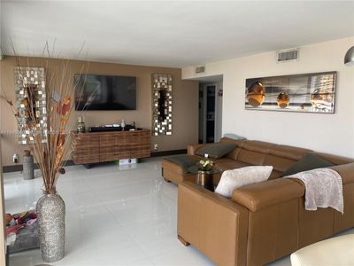 710 - 1000 Parkview Dr, Condo with 3 bedrooms, 2 bathrooms and null parking in Hallandale Beach FL | Image 3