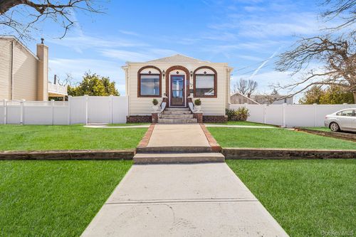 1517 10th St, West Babylon, NY, 11704-3835 | Card Image