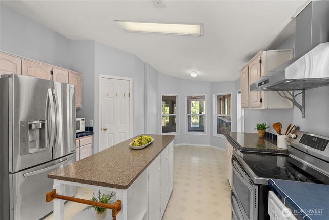 Kitchen all appliances stay | Image 10