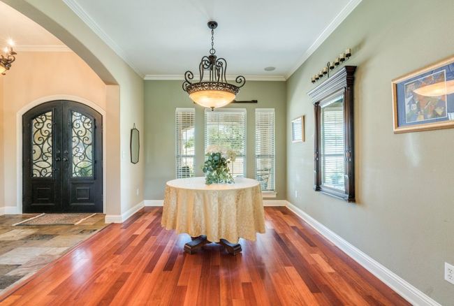 Formal dinning area | Image 8