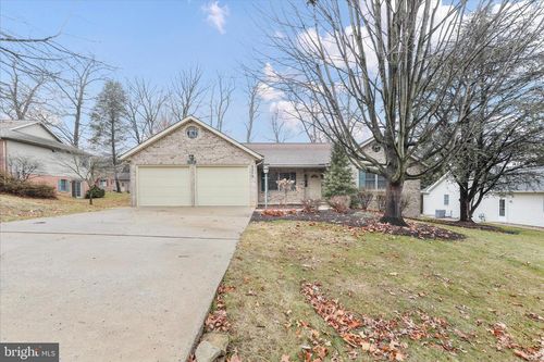 7010 Fairway Oaks, FAYETTEVILLE, PA, 17222-9416 | Card Image