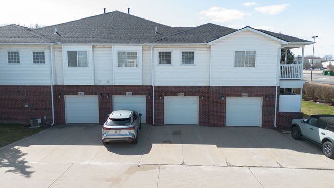 5499 Twin Oaks Dr, Condo with 2 bedrooms, 2 bathrooms and null parking in Sterling Heights MI | Image 13