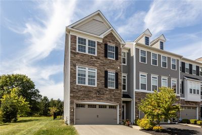 231 Eagle Dr, Townhouse with 3 bedrooms, 3 bathrooms and 4 parking in Cranberry Twp PA | Image 2