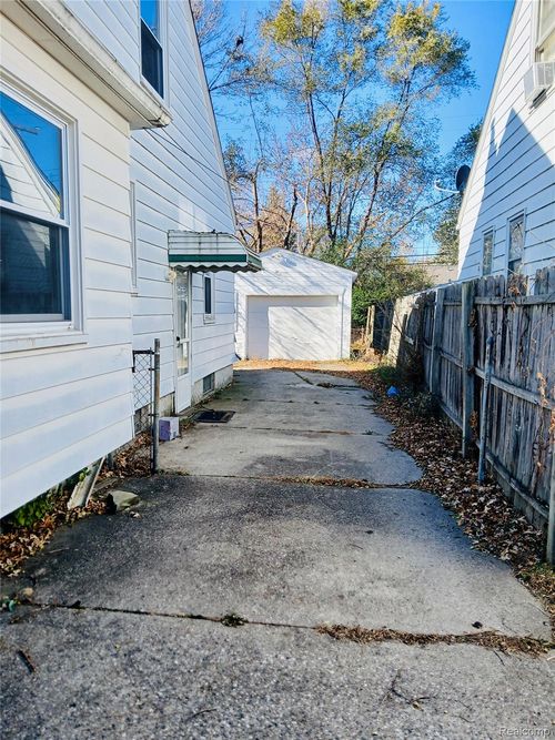 21465 Syracuse Ave, Warren, MI, 48091-2823 | Card Image