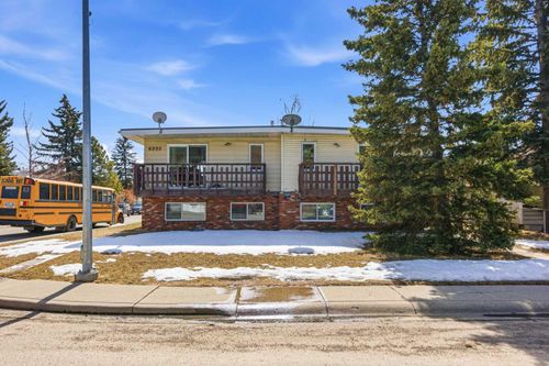 6333/6335 24 Ave Ne, Calgary, AB, T1Y2C5 | Card Image