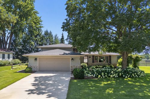 66 Feece Dr, Batavia, IL, 60510-1615 | Card Image