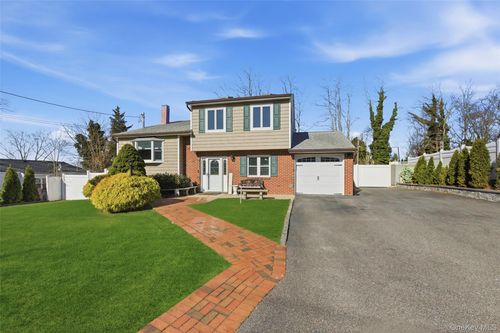 10 Weldon Ln, Farmingville, NY, 11738-1054 | Card Image