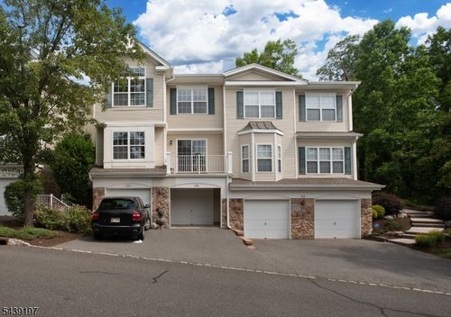 106 Wallace Ct, Green Brook, NJ, 08812-1752 | Card Image