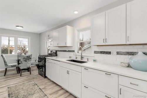 9136 Buckingham St, White Lake, MI, 48386-1513 | Card Image
