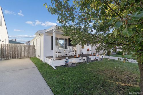 901 Cora St, Wyandotte, MI, 48192-2819 | Card Image