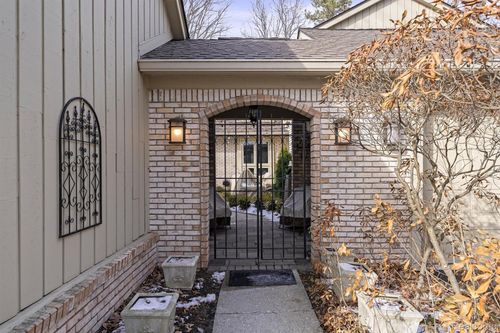 1243 Woodcrest Cir, Bloomfield Hills, MI, 48304-1574 | Card Image