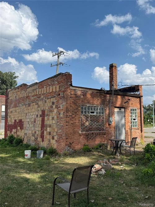 18039 John R St, Highland Park, MI, 48203-2221 | Card Image