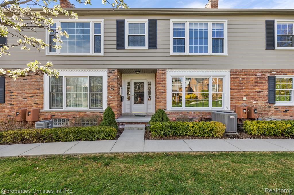 Old Woodward Ave, Birmingham, MI 48009