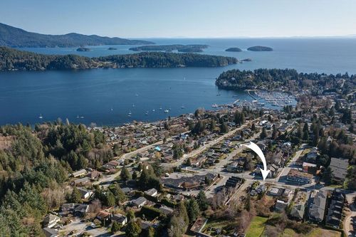 702 Gibsons Way, Gibsons, BC, V0N1V9 | Card Image