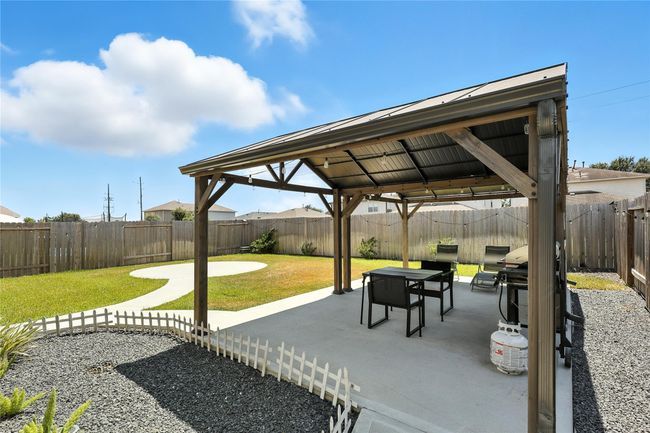 Beautiful backyard for entertaining. | Image 25