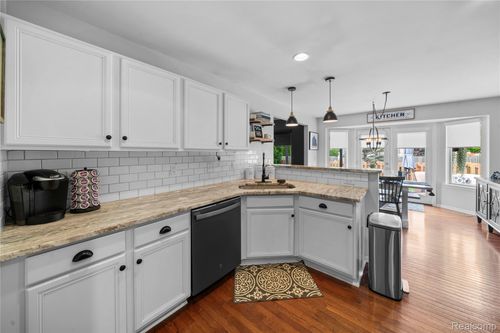46173 Rocker Dr, Macomb, MI, 48044-3752 | Card Image