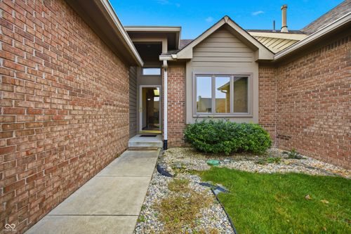 681 Cottage Ln, Greenwood, IN, 46143-8439 | Card Image