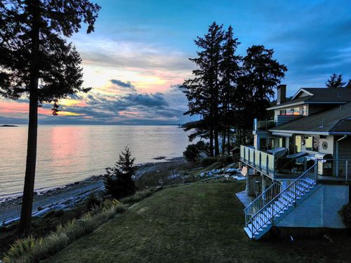 6437 Sunshine Coast Highway, House other with 5 bedrooms, 3 bathrooms and 4 parking in Sechelt BC | Card Image