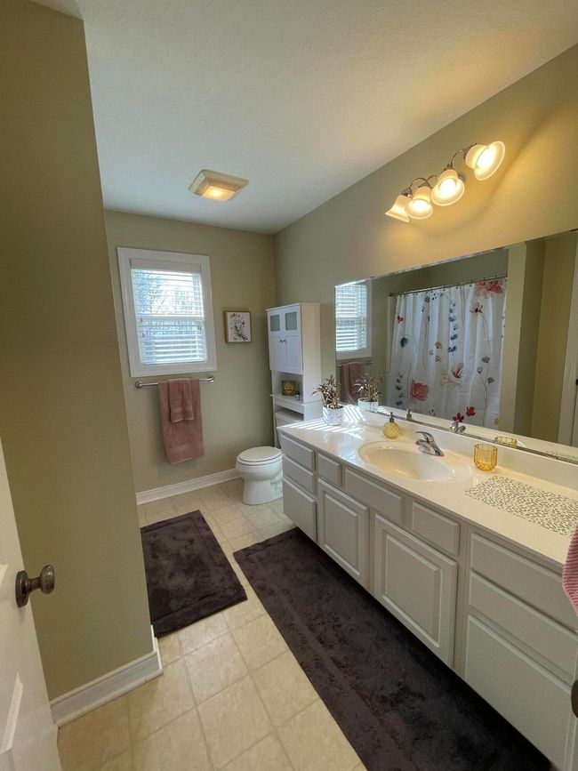 Upper Full Bathroom | Image 18