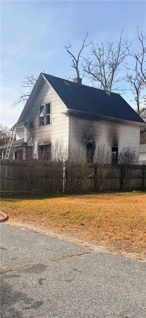 18 Almy St, Lincoln, RI, 02865-3304 | Card Image