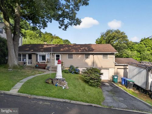 720 Lechauwecki Ave, Fountain Hill, PA, 18015-4318 | Card Image