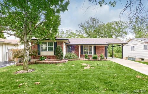 2274 Westglen Park Dr, Maryland Heights, MO, 63043-4014 | Card Image