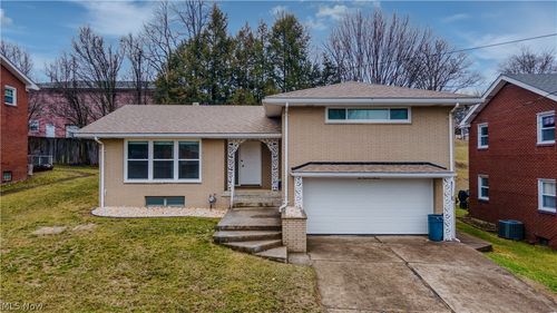 211 Donnell St, Weirton, WV, 26062-3734 | Card Image