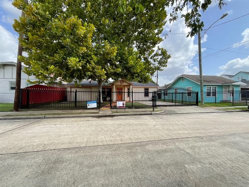 910 Coronado St, Houston, TX, 77009-3802 | Card Image