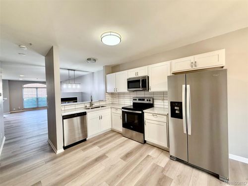 3201 Newbury Pl, Troy, MI, 48084-7044 | Card Image