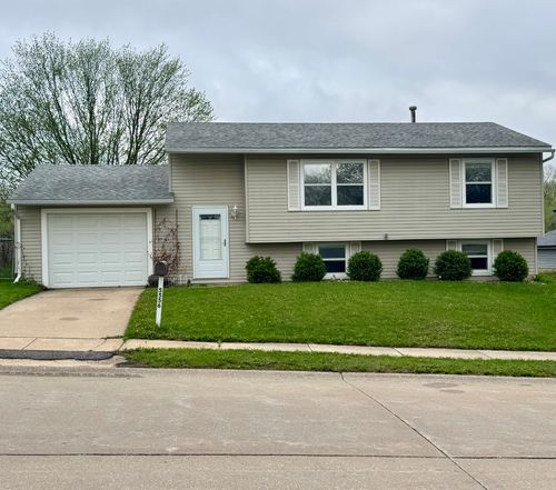 5556 N Thornwood Ave, Davenport, IA, 52806-2621 | Card Image