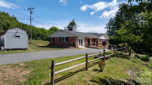 35 Glendale Dr, Spruce Pine, NC, 28777-6143 | Card Image