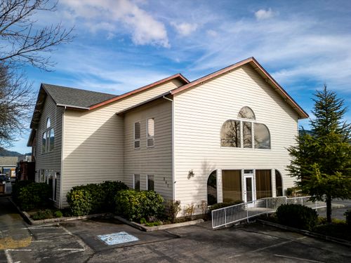 541 Ne E St, Grants Pass, OR, 97526-2339 | Card Image