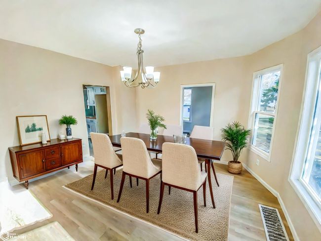 118 S Garfield Ave, Home with 3 bedrooms, 2 bathrooms and 2 parking in Burlington IA | Image 4