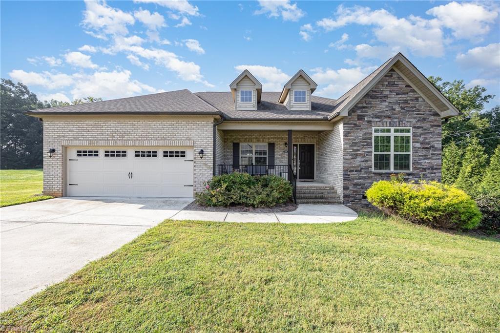 Rocklyn Ct, Clemmons, NC 27012