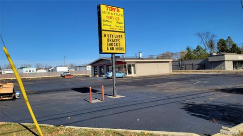 22412 Middlebelt Rd, Farmington Hills, MI, 48336-3742 | Card Image