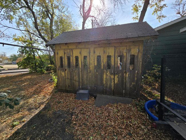 Storage shed behind the garage | Image 54