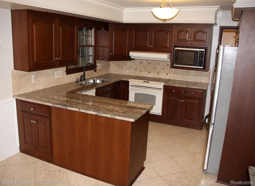 30830 Lincolnshire E, Beverly Hills, MI, 48025-4758 | Card Image