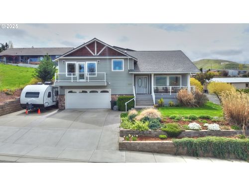 2606 E 10th St, The Dalles, OR, 97058-4016 | Card Image
