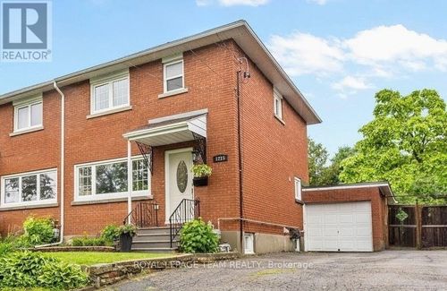 1215 Emperor Ave, Ottawa, ON, K1Z8C3 | Card Image