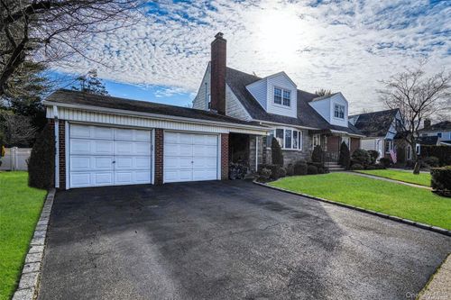57 Hemlock St, Floral Park, NY, 11001-3018 | Card Image