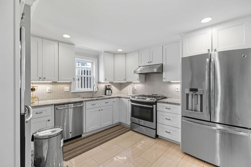 28 Roberts St, Malden, MA, 02148-3305 | Card Image