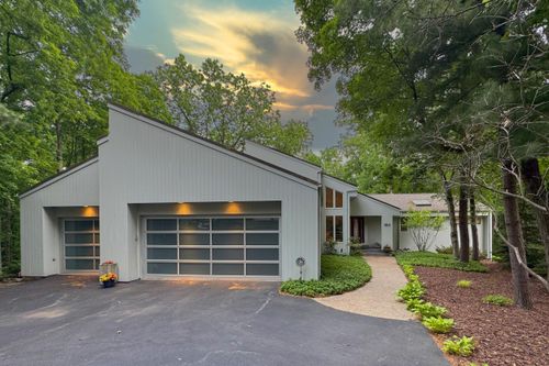5015 Regents Park Rd, Rockford, IL, 61107-5025 | Card Image