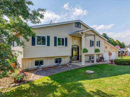 6995 Eastwood Trl, West Bend, WI, 53090-8915 | Card Image