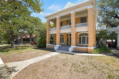 504 S Main St, Lockhart, TX, 78644-2721 | Card Image