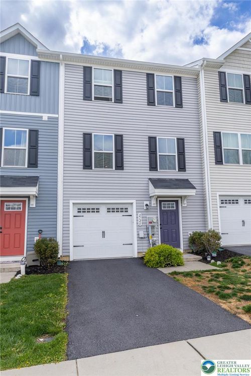 2126 Cross Country Rd, Northampton, PA, 18067-8725 | Card Image